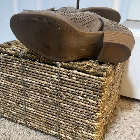 Brown/tan Hocus Pocus booties. Size 7 - Picture 3 of 3